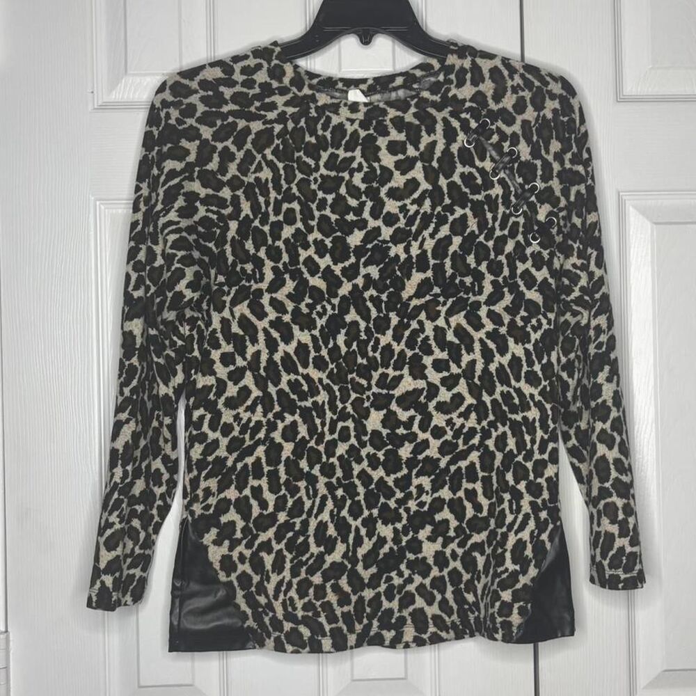 Sunshine & Rodeos Medium Leopard Print Top Faux Leather Elbow Patch